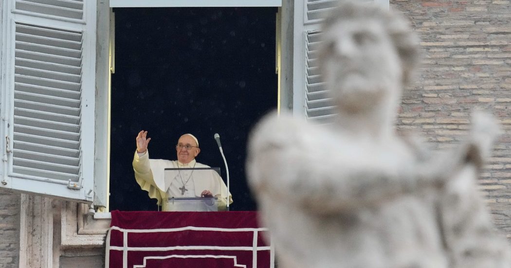 Bergoglio “l’indisciplinato”. Lettera al giornalista che lo ha fotografato fuori dal negozio di dischi: “Mi manca poter camminare per la città”