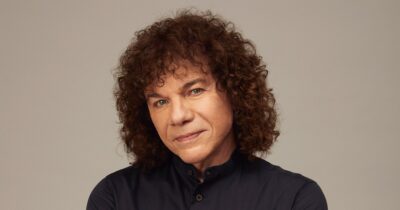 Copertina di “Mi sono sempre identificato in Quasimodo, il gobbo di Notre-Dame. È un personaggio che ha avuto poco dalla vita a livello fisico e si rifugia nel mentale…”: così Riccardo Cocciante