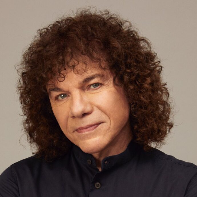 “Mi sono sempre identificato in Quasimodo, il gobbo di Notre-Dame. È un personaggio che ha avuto poco dalla vita a livello fisico e si rifugia nel mentale…”: così Riccardo Cocciante