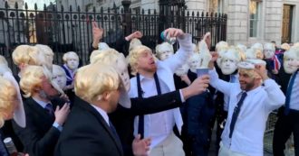 Copertina di Uk, finto party con balli e maschere di Boris Johnson davanti alla residenza del primo ministro a Downing Street