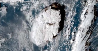 Copertina di Eruzione vulcano Tonga, onde anomale su Giappone, California e Hawaii. Allarme tsunami per Usa, Alaska, Fiji e Nuova Zelanda