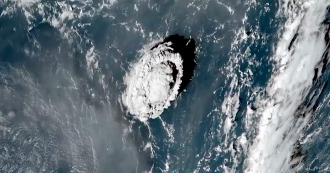 Tonga, le immagini dell’eruzione del vulcano sottomarino Hunga catturate dal satellite