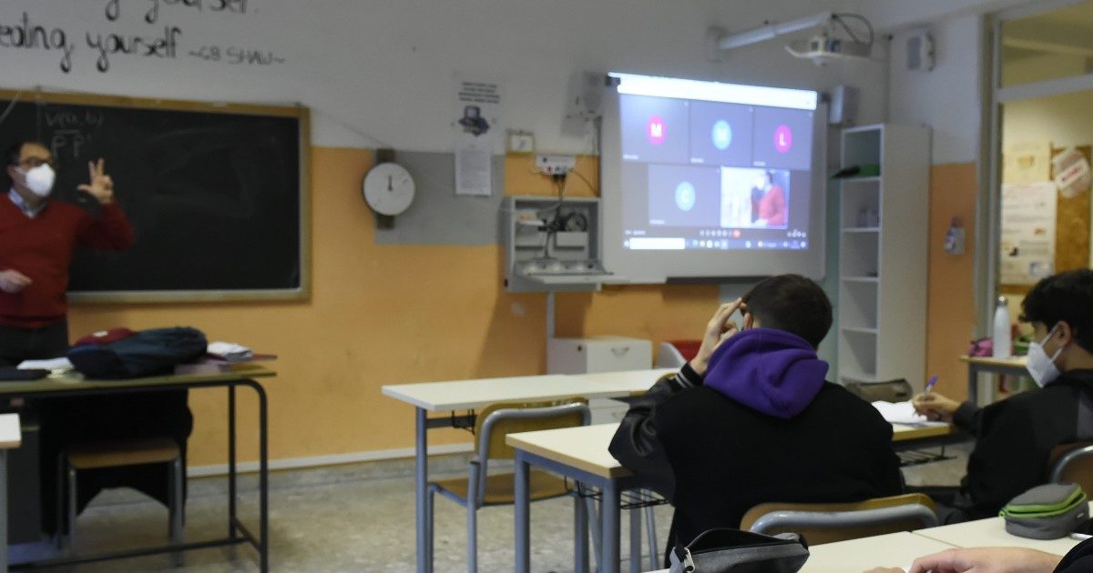 La pandemia non rinnova la didattica: dopo due anni aule, libri e sistemi di valutazione identici. Ma i prof hanno migliorato le loro competenze digitali