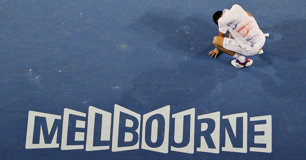 Australia, Novak Djokovic espulso: già in volo verso Dubai. “Estremamente deluso, rispetterò la sentenza”. Atp: “Eventi deplorevoli, ma sconfitta per il tennis”