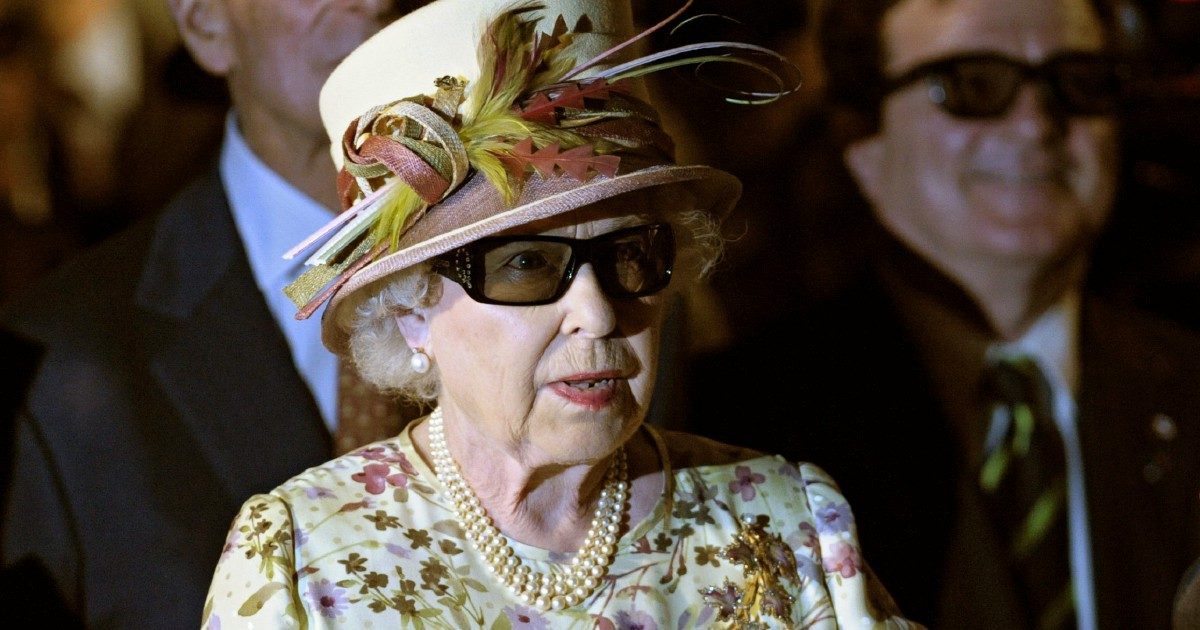 La regina Elisabetta alla messa di commemorazione per il principe Filippo (VIDEO)