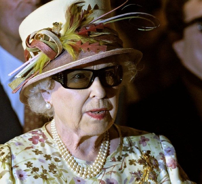 La regina Elisabetta alla messa di commemorazione per il principe Filippo (VIDEO)