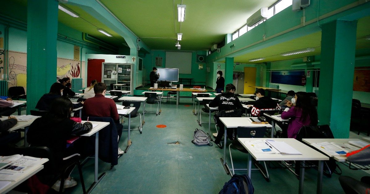 Covid, il disagio psicologico dei ragazzi dopo due anni di pandemia: “Sono chiusi in se stessi e sempre più arrabbiati”. Gli aiuti a scuola? Pochi e frammentati