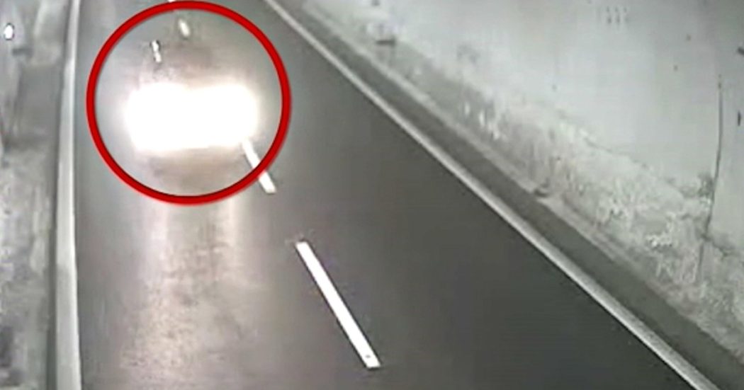 Paura sulla A23, automobilista percorre 4 chilometri contromano sulla corsia di sorpasso – il video