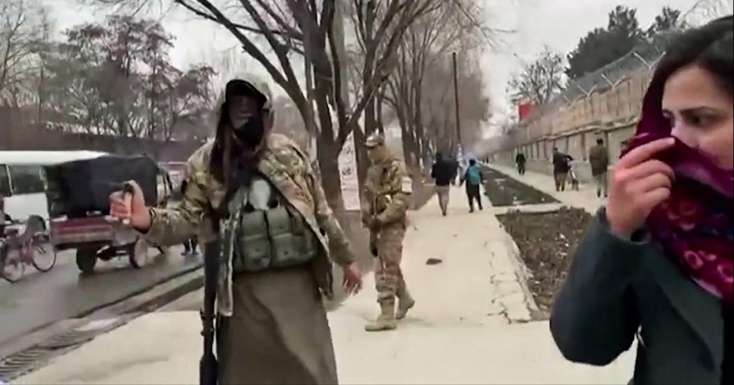 Afghanistan, gruppo di donne manifesta per avere lavoro e istruzione: talebani usano spray al peperoncino per disperderle