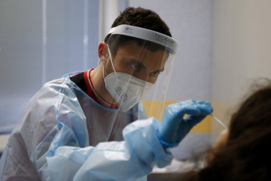 Coronavirus, 16.571 nuovi casi: l’incidenza al 20,9%. Forte aumento dei ricoverati: +187 posti letto occupati in area medica. Morti in 59