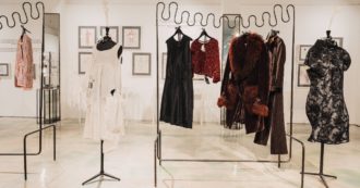 Copertina di Vestiaire Collective x Fondazione Sozzani, quando la mostra prende vita: così si possono vedere e acquistare gli abiti vintage di Anna Piaggi e Carla Sozzani