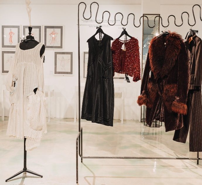 Vestiaire Collective x Fondazione Sozzani, quando la mostra prende vita: così si possono vedere e acquistare gli abiti vintage di Anna Piaggi e Carla Sozzani