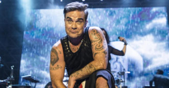 Copertina di Robbie Williams, la confessione sconcertante: “Un sicario voleva uccidermi, ne sono uscito così”