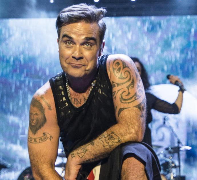 Robbie Williams, la confessione sconcertante: “Un sicario voleva uccidermi, ne sono uscito così”