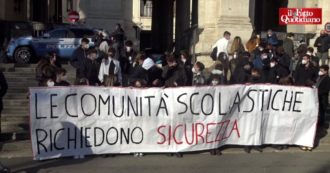 Copertina di Gli studenti protestano al Miur: “Servono Ffp2 obbligatorie e gratuite. Caos sulle norme e mezzi stracolmi, non ascoltano chi vive la scuola”