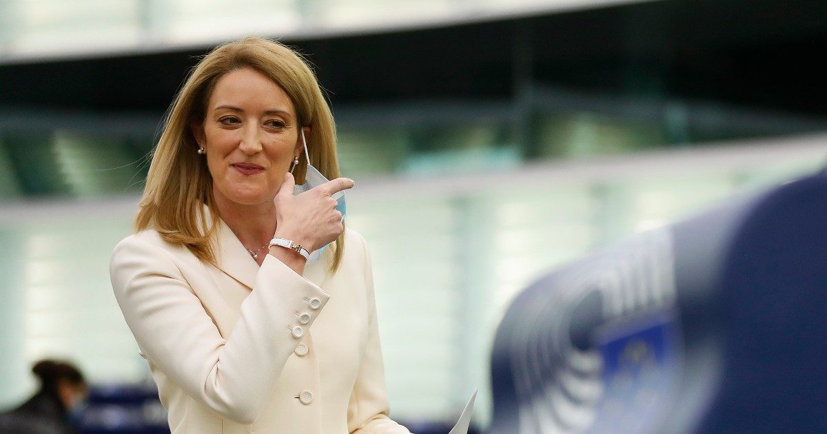 Parlamento Ue, tra realpolitik e franchi tiratori: ecco come Socialisti e Liberali hanno ‘digerito’ l’accordo su presidente antiabortista Metsola