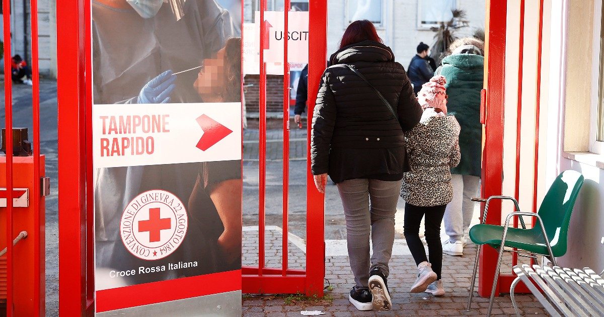 Milano, la grande incertezza: classi in dad da un giorno all’altro, famiglie nel caos del doppio tampone e tracciamento Ats saltato. “Scuola aperta solo per propaganda”