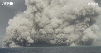 Copertina di Eruzione vulcanica a Tonga: un’enorme nuvola di cenere ricopre l’isola. Le incredibili immagini – VIDEO