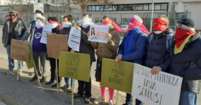 Verona, attivisti per i diritti umani protestano imbavagliati davanti alla questura: “Quattro denunce per calunnia e non sappiamo perché”