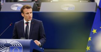 Parlamento Ue, Macron manda suo messaggio alla presidente Metsola: “Accesso all’aborto da inserire nella Carta dei diritti fondamentali”