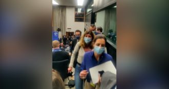 Ue, conferenza stampa senza domande per Macron e Metsola: gruppo di giornalisti se ne va per protesta