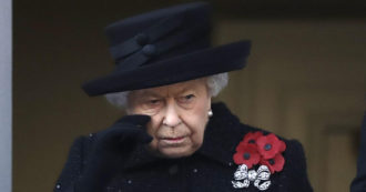 Copertina di La regina Elisabetta costretta ad abbattere gli amatissimi cigni: l’influenza aviaria non li ha risparmiati