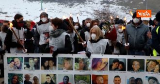 Copertina di Cinque anni da Rigopiano, i parenti delle vittime alla fiaccolata per ricordare la tragedia: “Non c’è memoria senza giustizia”