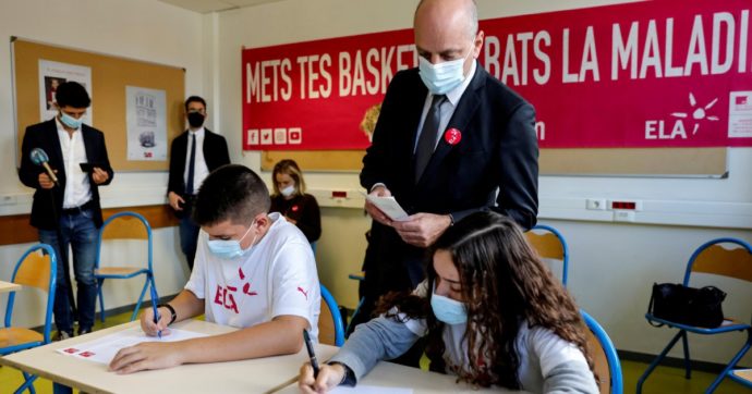 Copertina di Scuola travolta dalla pandemia, ma il ministro era in vacanza a Ibiza
