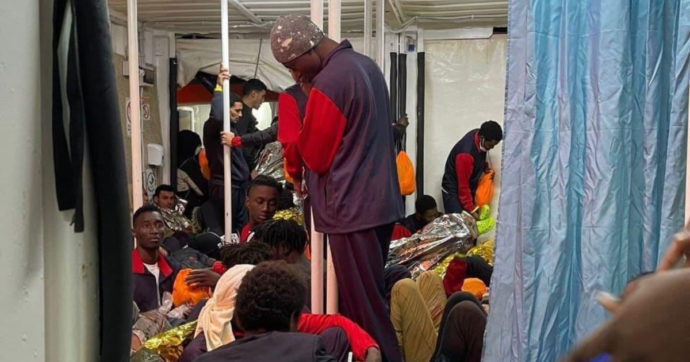 Migranti, la Mare Jonio salva oltre 200 persone al largo della Libia: ci sono anche 14 donne e due neonati