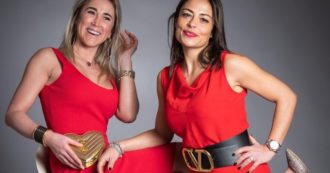 Copertina di Federica Cau e Alessandra Demichelis, le avvocatesse influencer convocate dall’Ordine: su Instagram mostrano la “bella vita” delle toghe