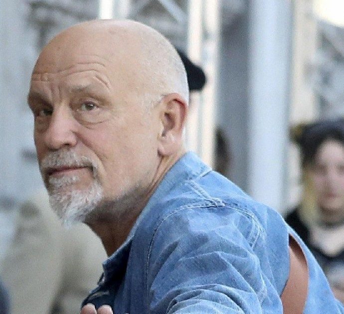 “Buco lo schermo perché ho la testa grossa, le persone che sfondano nel cinema sono tutte così” : John Malkovich senza freni