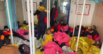 Copertina di Migranti, maxi sbarco a Lampedusa: approdati più di 500 in 24 ore. Mare Jonio e Geo Barents in attesa di un “porto sicuro” per altri 504