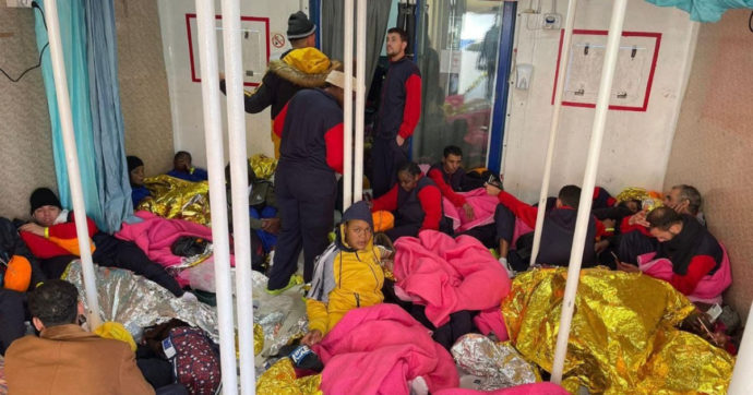 Migranti, maxi sbarco a Lampedusa: approdati più di 500 in 24 ore. Mare Jonio e Geo Barents in attesa di un “porto sicuro” per altri 504