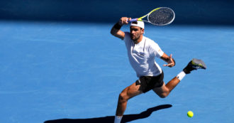 Copertina di Matteo Berrettini batte il 18enne Carlos Alcaraz dopo quattro ore e cinque set: è agli ottavi degli Australian Open