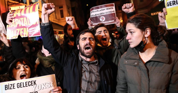 Copertina di Vietato criticare Erdogan, studenti e oppositori lo sanno