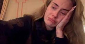 Copertina di Adele in lacrime: “Il mio spettacolo non è pronto. Sono distrutta”. La cantante costretta a cancellare i concerti per il Covid
