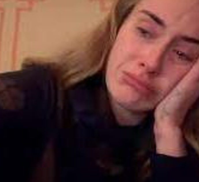 Adele in lacrime: “Il mio spettacolo non è pronto. Sono distrutta”. La cantante costretta a cancellare i concerti per il Covid