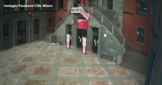 Copertina di Milano, strappato lo striscione “mai più fascismi” dalla sede della Cgil: “Nuova provocazione dopo l’attacco alla sede nazionale” – Video