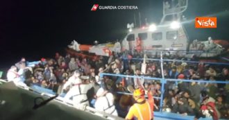Copertina di Migranti, la Guardia Costiera soccorre 305 persone nelle acque di Lampedusa: le immagini del salvataggio – Video
