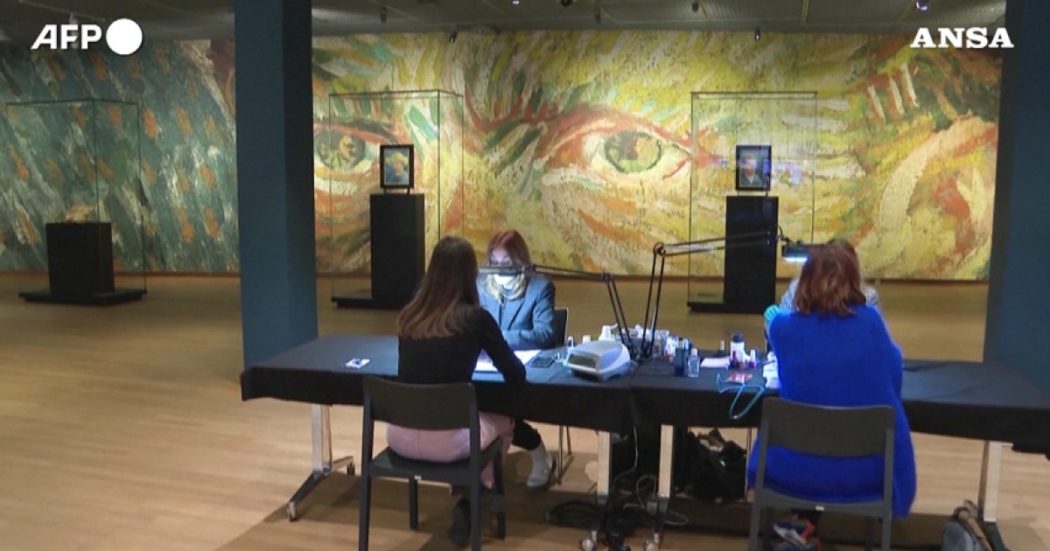 Amsterdam, manicure e piega guardando Van Gogh: il museo si trasforma in un salone. La protesta contro le chiusure del governo – Video
