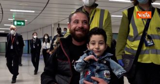 Copertina di Mustafa e il padre sono arrivati in Italia per essere curati al Centro protesi di Budrio. La loro foto è diventata simbolo del dramma siriano