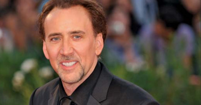 Si finge Nicolas Cage e truffa una donna online: le frodi dei finti vip