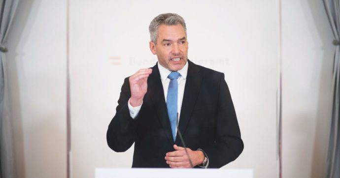 Vaccini, obbligo in Austria. Francia e Regno Unito frenano