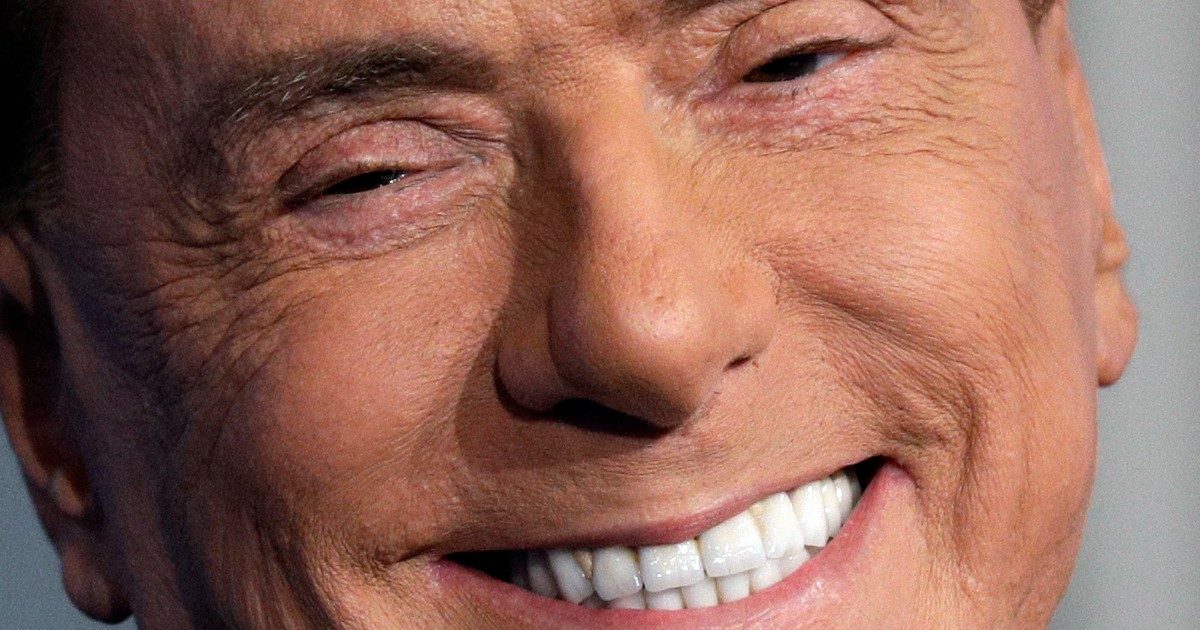 Quirinale, Berlusconi si arrende. Ma non rinuncia all’ultima balla: “Ho i numeri per essere eletto, passo indietro per responsabilità nazionale”
