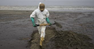 Copertina di Perù, dichiarata emergenza ambientale per tre mesi: 6mila barili di petrolio in mare dopo l’eruzione del vulcano a Tonga