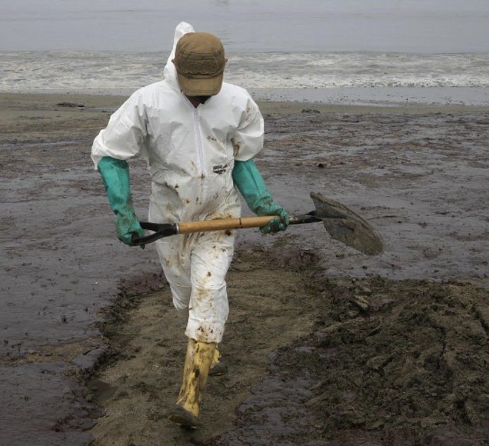 Perù, dichiarata emergenza ambientale per tre mesi: 6mila barili di petrolio in mare dopo l’eruzione del vulcano a Tonga