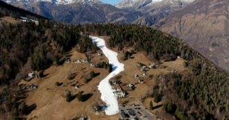 Copertina di Sulle Alpi solo neve artificiale, segno del cambiamento climatico: il paesaggio surreale ripreso dal drone a Domobianca