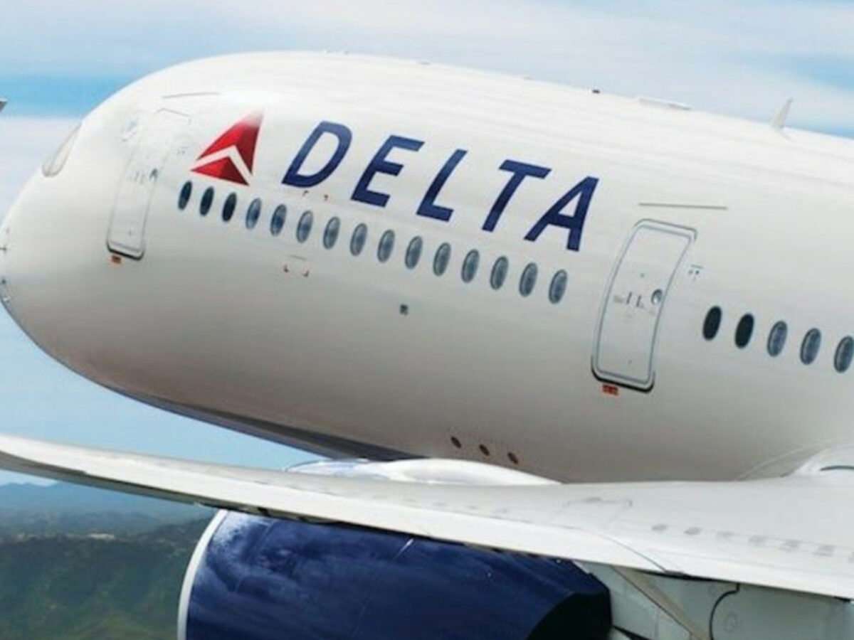 Delirio a bordo, gli chiedono di mettere la mascherina lui si abbassa i pantaloni e mostra il cul* alla hostess