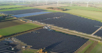 Copertina di A2a, investimento da quasi mezzo miliardo nell’eolico e nel fotovoltaico. Acquisiti impianti dal fondo Adrian in Italia e Spagna