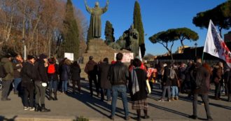 Copertina di Roma, sit-in No Green Pass. Poche decine di manifestanti a San Giovanni: massiccia presenza di forze dell’ordine